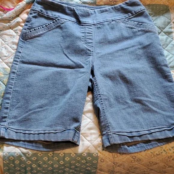 Ladies' Pull-on denim shorts size 12 - Picture 2 of 10